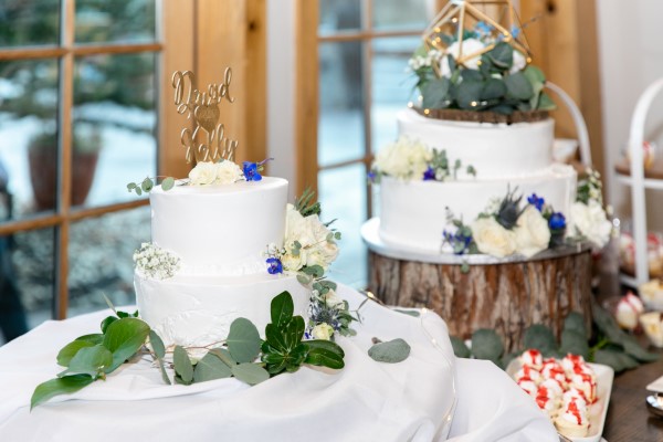Image of delicious wedding cakes crafted with the highest quality and tailored to match the decoration and taste of our clients.